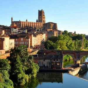 Vue panoramique sur la cité épiscopale d'Albi, classée à l’UNESCO, avec la cathédrale Sainte-Cécile et le Pont-Vieux sur le Tarn.
